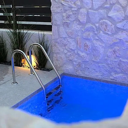 Aparthotel The 8 Keys
